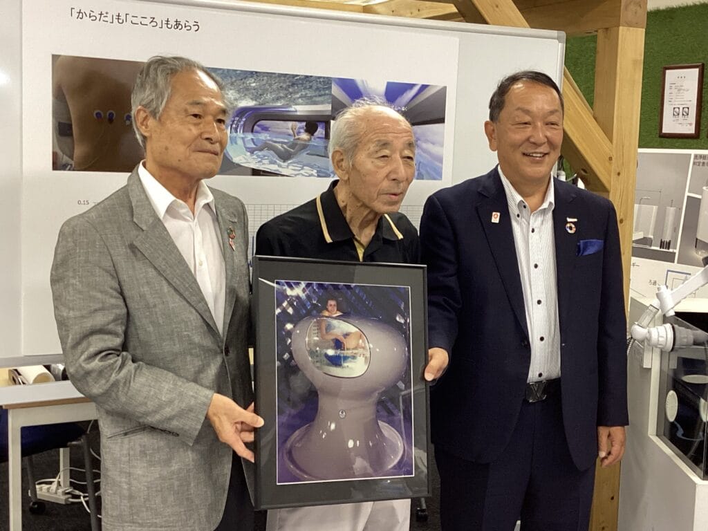 技術開発者の山谷英二さん、デザイナーの上田マナツ