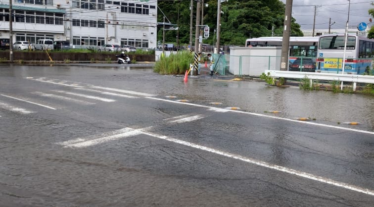 【神奈川】横須賀市追浜駅東側地区で道路が冠水 また水道管の破裂か