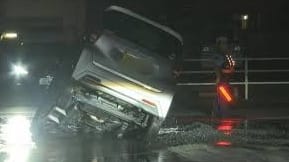 陥没した道路にはまった軽自動車2